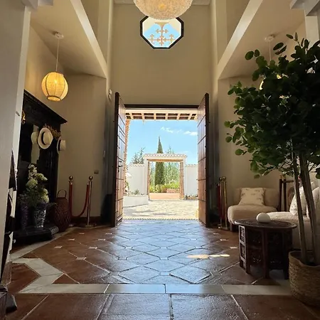 Деревянный коттедж Paradis, Pool, Jacuzzi, Gym And Sauna Just 30 Minutes From Malaga!