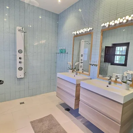 Paradis, Pool, Jacuzzi, Gym And Sauna Just 30 Minutes From Malaga! Деревянный коттедж