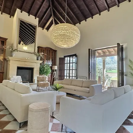 Деревянный коттедж Paradis, Pool, Jacuzzi, Gym And Sauna Just 30 Minutes From Malaga!
